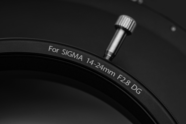 Lähikuva NiSi Filter S5 Adapter for Sigma 14-24mm f/2.8 (vain adapteri), jossa on kaiverrettu teksti ja näkyvä metallinen kiristysruuvi yläosassa.