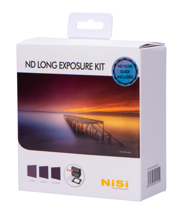 NiSi Filter IRND Long Exposure Kit 100mm -suodinpaketti -merkinnällä varustetussa tuotepakkauksessa on auringonlaskukohtaus, jossa on puinen laituri veden yllä, mainitaan mukana toimitettu ND-suodatinopas ja näkyy NiSi-logo oikeassa alakulmassa.