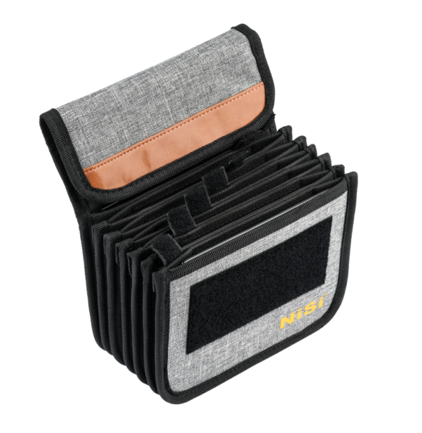 NiSi Cinema Filter Pouch (4x4", 4x5.65") -suodinkotelo on harmaasta ja mustasta kankaasta valmistettu pussi, jossa on ruskehtava aksentti, tarranauhasuljenta, keltainen NiSi-logo ja useita harmonikkatyylisiä lokeroita organisointia varten.