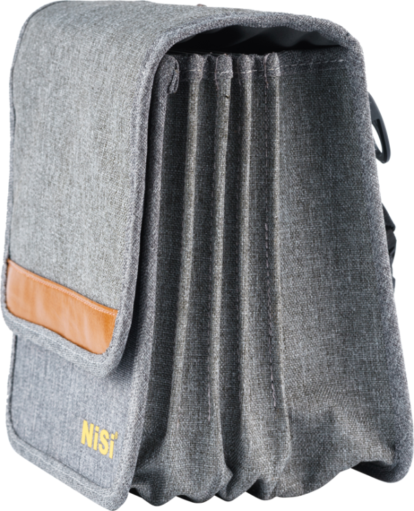 800q-02_113464 NiSi Filter Pouch Pro Caddy 150mm on harmaa kangaspussi, jossa on ruskea aksentti, laskostetut sivut ja keltainen NiSi-logo etupuolella, ja joka on suunniteltu suodattimien tai muiden esineiden järjestämiseen ja säilytykseen.