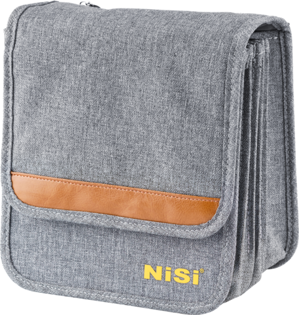 Harmaasta kankaasta valmistettu NiSi Square Filter Kit 150mm Starter II (Caddy) -lisävarustelaukku, jossa on ruskehtava nahka-aksentti, keltainen NiSi-logo edessä, läppäsuljenta ja rakenteeltaan suorakulmainen muoto.