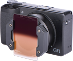 Musta Ricoh GR III -digitaalikompaktikamera, jossa on NiSi-suodatinpidike (levysuodin pidike) ja objektiiviin asennettu neliönmuotoinen asteikkosuodatin, jonka etupuolella on merkintä "GR".