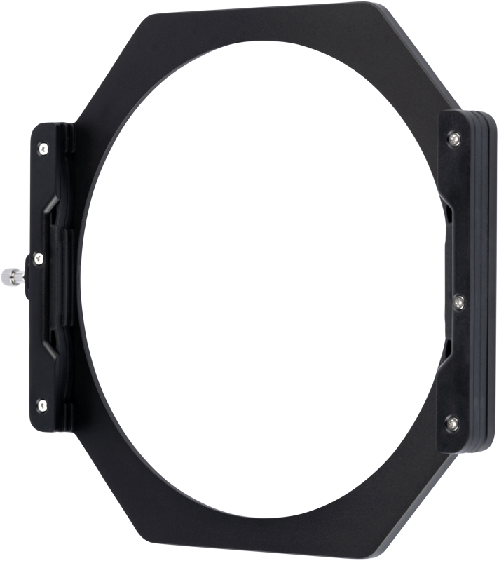 NiSi Filter Holder S6 Adapter for Sony 12-24mm f/2.8 (Adapter Only) - levysuodin pidike on musta, suorakulmainen sovitin, jossa on suuri pyöreä keskiaukko valokuvaussuodattimien kiinnittämiseen kameran objektiiviin valkoista taustaa vasten.