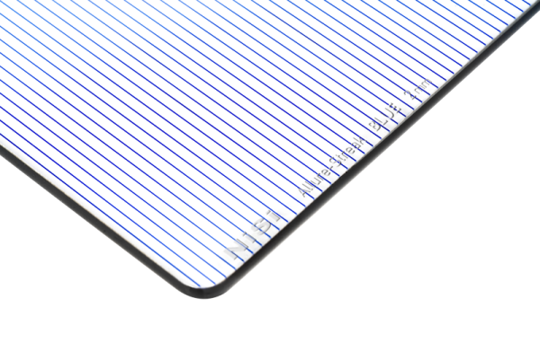 Lähikuva Nisi Cine Filter Allure Streak Blue 2mm 6x6" -arkin kulmasta, jossa on tasaisin välein pystysuoria sinisiä viivoja valkoisella pohjalla ja pieni teksti näkyvissä lähellä reunaa.