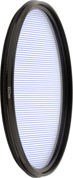 NiSi Filter Allure Streak Blue 2mm 82mm -suodin on pyöreä kameran objektiivin suodatin, jossa on hienoja vaakasuoria sinisiä viivoja lasissa ja 82mm halkaisijamerkintä sen metallireunassa.