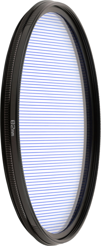 NiSi Filter Allure Streak Blue 2mm 82mm -suodin on pyöreä kameran objektiivin suodatin, jossa on hienoja vaakasuoria sinisiä viivoja lasissa ja 82mm halkaisijamerkintä sen metallireunassa.