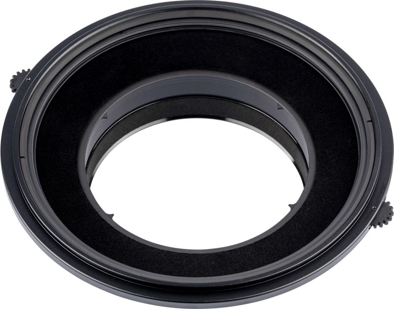 NiSi Filter Holder S6 Kit Sigma 14mm f/1.8 -levysuodin pidike on pyöreä musta metallinen sovitinrengas, jossa on sisä- ja ulkoiset urat, sileät pinnat ja kaksi säätönuppia suodattimien tai lisävarusteiden kiinnittämiseen kameran objektiiviin.