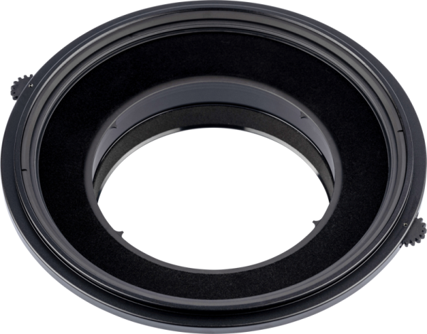 Lähikuva NiSi Filter Holder S6 Kit Landscape Sigma 20mm f/1.4 -levysuodin pidikkeestä, pyöreästä mustasta suodattimen pidikkeestä, jossa on keskiaukko ja säätönupit, vaaleaa taustaa vasten.
