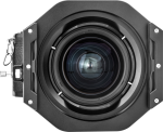 Lähikuva NiSi-suodattimen pidikkeestä (100mm) Olympus 7-14mm f/2.8 -levysuodin pidikkeelle, korostaen sen lasielementtejä ja tukevaa mustaa metallirunkoa.