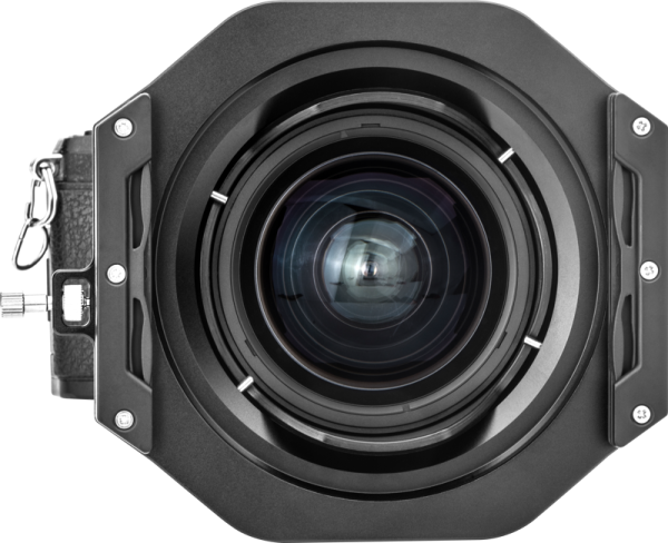 Lähikuva NiSi-suodattimen pidikkeestä (100mm) Olympus 7-14mm f/2.8 -levysuodin pidikkeelle, korostaen sen lasielementtejä ja tukevaa mustaa metallirunkoa.