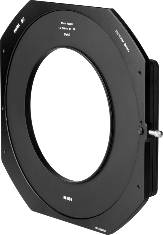 Lähikuva NiSi Adapter Ring Alpha for S5/S6 Filterholder - 105mm -suodinadapteri -suodinadapterista, mustasta sovittimesta, jossa on suuri keskiaukko ja valkoinen määrittelyteksti, joka on suunniteltu suodattimien kiinnittämiseen kameran objektiiveihin.