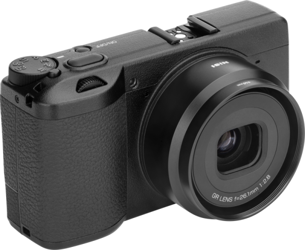 NiSi Lens Adapter For Ricoh GR IIIx -soviterengas näkyy kulmassa vaalealla taustalla, ja siinä on musta, kompakti muotoilu, jossa on kuvioitu kahva, näkyvä linssi ja useita näkyviä ohjauspainikkeita ja säätimiä.