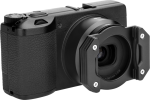NiSi Master Kit For Ricoh GR IIIx on kuvassa kiinnitettynä mustaan digitaalikameraan, jossa on kuvioitu kahva ja laajakulmaobjektiivin kiinnitys, ja se on sijoitettu tavallista, vaaleaa taustaa vasten.