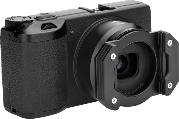 NiSi Master Kit For Ricoh GR IIIx on kuvassa kiinnitettynä mustaan digitaalikameraan, jossa on kuvioitu kahva ja laajakulmaobjektiivin kiinnitys, ja se on sijoitettu tavallista, vaaleaa taustaa vasten.