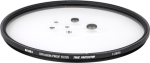 Lähikuva NiSi Cine -suodattimesta Explosion Proof / True Protector FJ28250 Fujinon Premista 28-100 & 80-250:lle, joka makaa litteänä, vesipisaroita sen kirkkaalla pinnalla, reunassa merkinnät TRUE PROTECTOR ja EXPLOSION-PROOF FILTER.