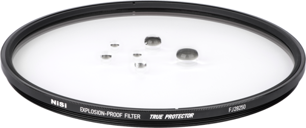 Lähikuva NiSi Cine -suodattimesta Explosion Proof / True Protector FJ28250 Fujinon Premista 28-100 & 80-250:lle, joka makaa litteänä, vesipisaroita sen kirkkaalla pinnalla, reunassa merkinnät TRUE PROTECTOR ja EXPLOSION-PROOF FILTER.