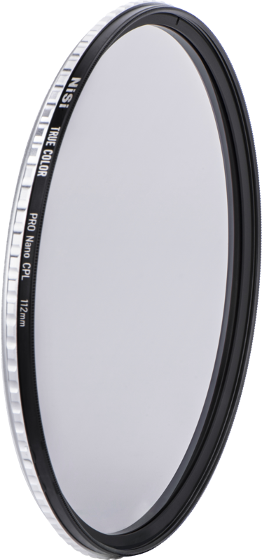 NiSi Circular True Color Pro Nano CPL 112mm -suodin Nikon Z 14-24mm f/2.8S -pyöröpolarisaatiosuodin, jossa on hopeanvärinen harjattu reuna ja musta sisärengas, seisoo pystyssä valkoista taustaa vasten.