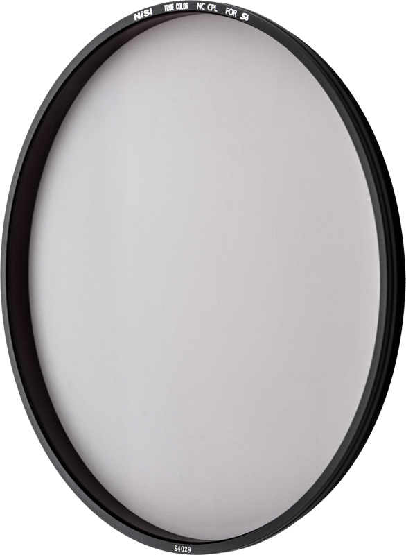 Ympyränmuotoinen kameran linssisuodatin, jossa on ohut musta kehys, merkinnällä NiSi Filter Circular for S6 Circular Polariser True Colour CPL -levysuodin. Suodatin on kirkas, ja sen läpi näkyy valkoinen tausta.