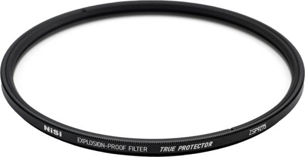 Lähikuva NiSi Cine -suodattimesta Explosion Proof / True Protector ZSP9275 suojasuodin Zeiss SP -objektiiveille valkoista taustaa vasten.