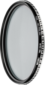 Ohuella mustalla metallikehyksellä varustettu pyöreä kameran linssisuodin, jossa on merkintä "NiSi Circular Polarizer True Color Pro Nano 105mm -pyöröpolarisaatiosuodin", kuvattuna valkoista taustaa vasten.