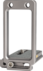 Lähikuva NiSi Universal Adjustable L-Plate NLP-S:stä, metallisesta L-muotoisesta kiinnikkeestä, jossa on kaksi ruuvinreikää ja kuvioitu pohja ja joka on suunniteltu kameroiden kiinnittämiseen jalustaan.