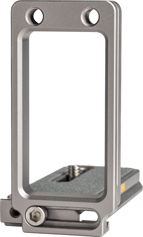 Lähikuva NiSi Universal Adjustable L-Plate NLP-S:stä, metallisesta L-muotoisesta kiinnikkeestä, jossa on kaksi ruuvinreikää ja kuvioitu pohja ja joka on suunniteltu kameroiden kiinnittämiseen jalustaan.