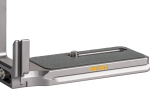 Lähikuva NiSi Universal Adjustable L-Plate NLP-S (G) -levystä, jossa on teksturoitu tummanharmaa metallipinta, keskiruuvi ja keltainen NiSi-brändi sivulla.