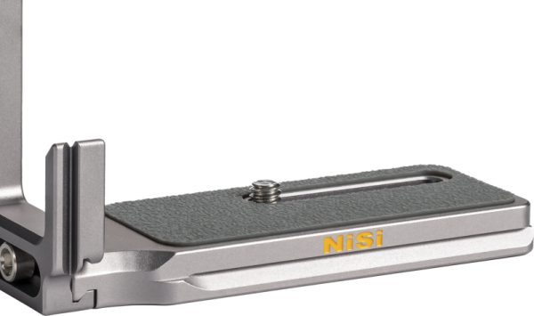 Lähikuva NiSi Universal Adjustable L-Plate NLP-S (G) -levystä, jossa on teksturoitu tummanharmaa metallipinta, keskiruuvi ja keltainen NiSi-brändi sivulla.