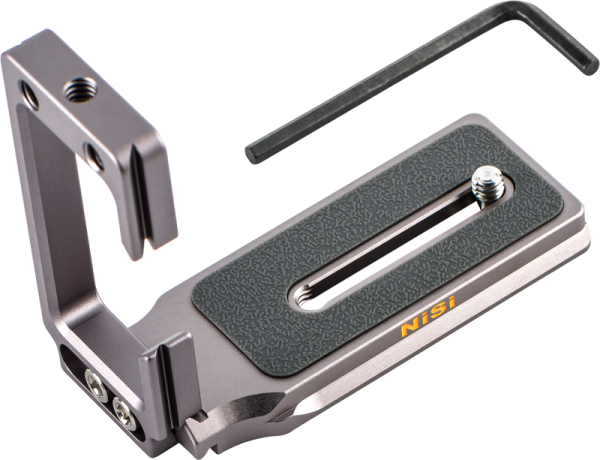NiSi Universal Adjustable L-Plate NLP-C (G), metallinen L-muotoinen kamerakannatin, jossa on kuvioitu asennuslevy, on kuvassa mustan kuusiokoloavaimen vieressä valkoisella pohjalla.