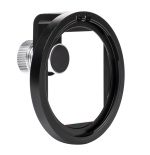 Lähikuva NiSi Filter Holder IP-A for iPhone -suodattimesta, joka on pyöreä musta metallinen kameran objektiivisovitin, jossa on hopeinen säätönuppi, valkoista taustaa vasten.
