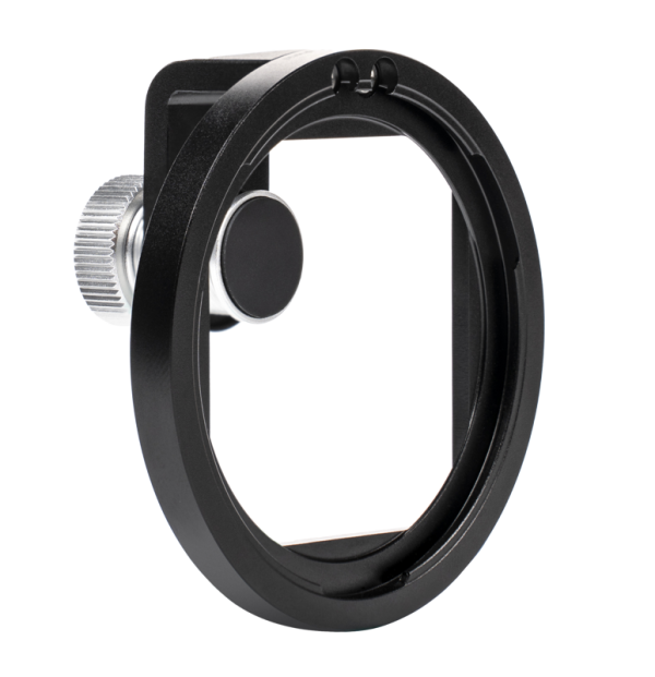 Lähikuva NiSi Filter Holder IP-A for iPhone -suodattimesta, joka on pyöreä musta metallinen kameran objektiivisovitin, jossa on hopeinen säätönuppi, valkoista taustaa vasten.