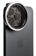 Lähikuva mustasta iPhonesta, jonka kolmen takakameran päälle on kiinnitetty NiSi Filter IP-A for iPhone True Color V-ND 1-5 Stop -suodatin, joka korostaa kehittyneitä mobiilivalokuvaustarvikkeita.