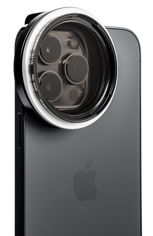 Lähikuva mustasta iPhonesta, jonka kolmen takakameran päälle on kiinnitetty NiSi Filter IP-A for iPhone True Color V-ND 1-5 Stop -suodatin, joka korostaa kehittyneitä mobiilivalokuvaustarvikkeita.