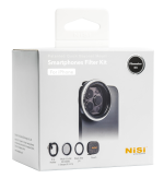NiSi Filter IP-A Filmmaker Kit for iPhone -valokuvapakkauksen valkoisessa laatikossa on älypuhelin, johon on kiinnitetty suodatin, sekä kuvakkeet, jotka osoittavat mukana olevat tuotteet: suodattimen pidike, suodattimet ja pussi.