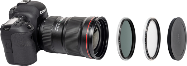 NiSi Filter Swift System Add On Kit 67mm on esillä digitaalisen Canon-kameran vieressä, jossa on suuri objektiivi, kolme pyöreää linssisuodatinta ja linssinsuojus, kaikki siististi rivissä valkoisella pohjalla.