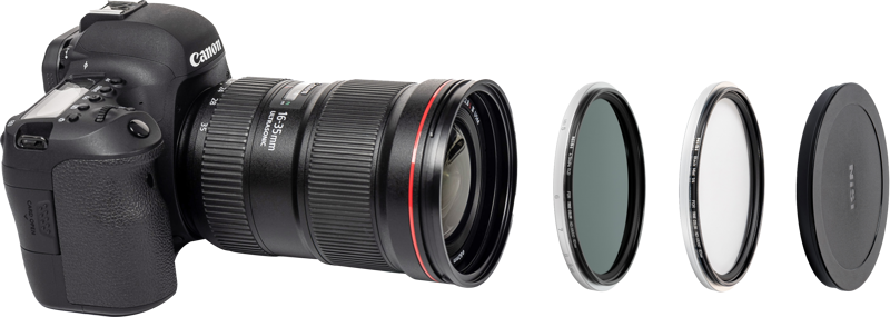 NiSi Filter Swift System Add On Kit 67mm on esillä digitaalisen Canon-kameran vieressä, jossa on suuri objektiivi, kolme pyöreää linssisuodatinta ja linssinsuojus, kaikki siististi rivissä valkoisella pohjalla.