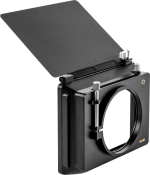 NiSi Matte Box C5 Filmmaker Kit on musta suorakulmainen kameran suodatinpidike, jossa on suuri pyöreä aukko ja hiilikuituinen ylälaippa, joka on suunniteltu käytettäväksi suodattimien ja objektiivien kanssa.