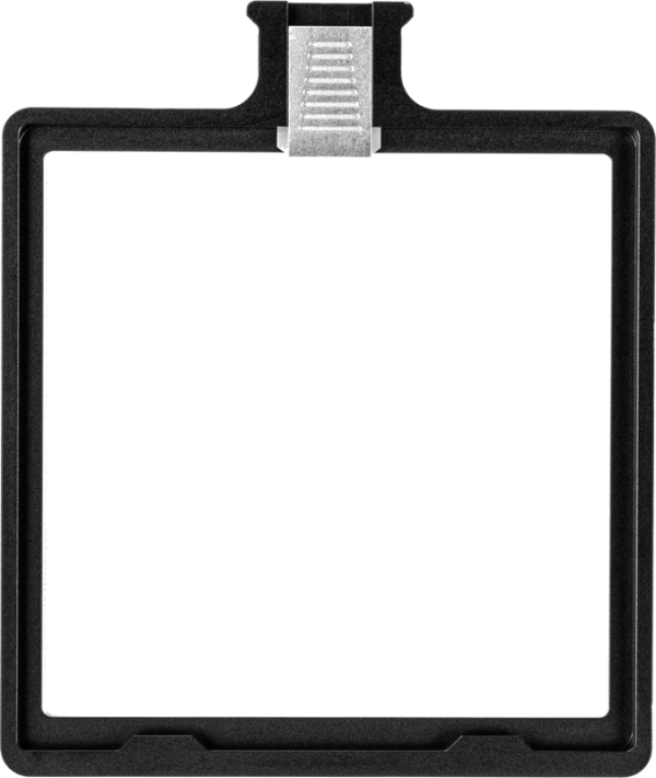NiSi Filter Tray 4x4" for C5 Matte Box on musta suorakulmainen muoviteline, jossa on keskellä metallinen klipsi yläosassa, kuvassa valkoisella pohjalla. Keskusta on avoin, ja se on suunniteltu pitämään turvallisesti 4x4" valokuvaussuodatinta.