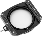NiSi Filter Holder Kit M75 II TRUE COLOR 75mm System -levysuodin pidike on musta neliönmuotoinen suodattimen pidike, jossa on pyöreä keskipiste, kaksi säädettävää metallikiinnikettä ja sivunuppi, kuvassa valkoista taustaa vasten.