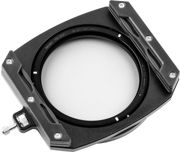 NiSi Filter Holder Kit M75 II TRUE COLOR 75mm System -levysuodin pidike on musta neliönmuotoinen suodattimen pidike, jossa on pyöreä keskipiste, kaksi säädettävää metallikiinnikettä ja sivunuppi, kuvassa valkoista taustaa vasten.