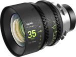 Lähikuva NiSi Cine Lens Athena Prime 35mm T1.9 E-Mount -objektiivista, jossa näkyy yksityiskohtaiset vihreät tarkennus- ja aukkomerkinnät sen tyylikkäässä mustassa metallirungossa.