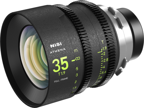 Lähikuva NiSi Cine Lens Athena Prime 35mm T1.9 E-Mount -objektiivista, jossa näkyy yksityiskohtaiset vihreät tarkennus- ja aukkomerkinnät sen tyylikkäässä mustassa metallirungossa.