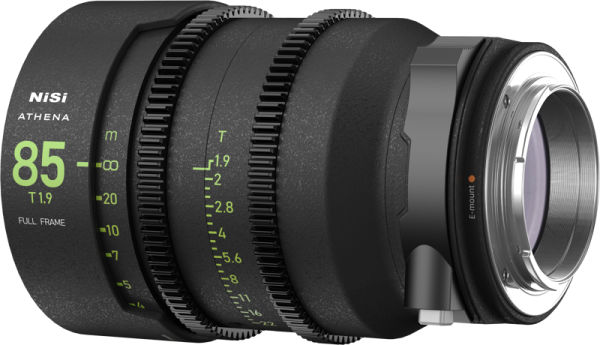 NiSi Cine Lens Athena Prime 85mm T1.9 E-Mount -objektiivin lähikuvassa näkyy vihreät tarkennus- ja aukkomerkinnät sekä metallinen objektiivin kiinnike oikealla puolella.