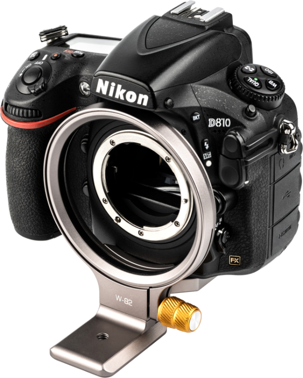 800q-02_124045 Nikon D810 DSLR -kamerakamera ja NiSi Wizard Camera Positioning Bracket W-82D, jossa on metallinen kiinnike ja kultainen säätönuppi kameran kiinnittämiseksi jalustaan tai muuhun tukeen.