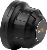 Musta, harjattu, sylinterimäinen NiSi Cine Rear Lens Cap PL-Mount -objektiivin suojus, jonka päässä on keltainen NiSi-brändi, kuvassa vaaleaa taustaa vasten.