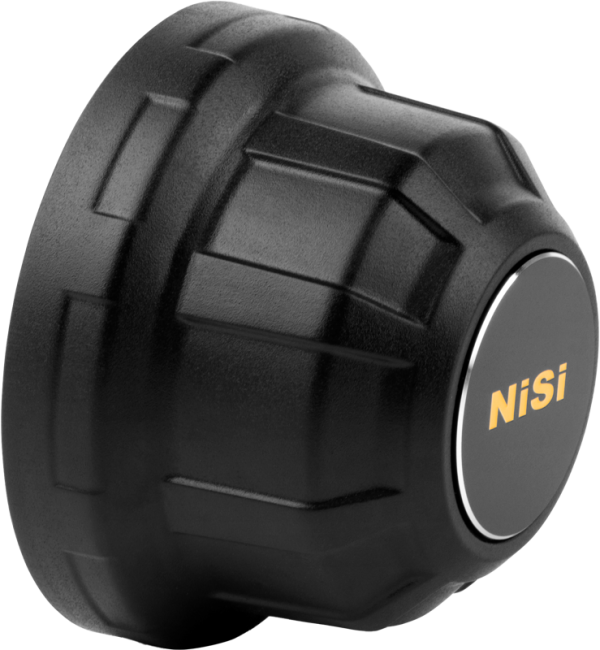 Musta, harjattu, sylinterimäinen NiSi Cine Rear Lens Cap PL-Mount -objektiivin suojus, jonka päässä on keltainen NiSi-brändi, kuvassa vaaleaa taustaa vasten.