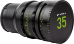 Mustassa NiSi Cine -objektiivin suojuksessa Athena 35mm T1.9 -objektiiville on vihreät merkinnät ja "ATHENA 35" valkoisella ja vihreällä etupuolella, ja siinä on tarkennuksen ja aukon säätörenkaat.