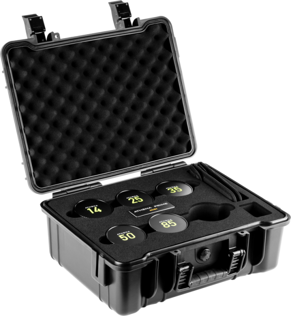 NiSi Cine Hard Shell Case for 6pcs Athena Lenses on avattu, ja siinä näkyy viisi pyöreää digitaalista laitetta, joissa on keltaiset ilmaisimet kiinnitettyinä mukautettuihin vaahtomuovipaikkoihin ja ylimääräisiin lokeroihin tarvikkeille.