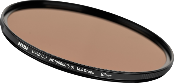 Pyöreä kameran linssisuodatin, jossa on merkintä "NiSi Pro Nano IR ND100000 77mm -harmaasuodin" ja jossa on tummasävyinen lasi, näkyy vaaleaa taustaa vasten.