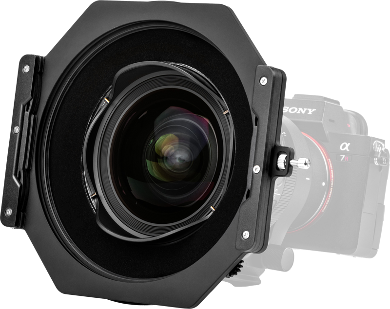 Lähikuva NiSi-suodattimen pidikkeestä S6 Alpha Kit for Sigma 14mm f/1.4 DG DN -levysuodin pidike asennettuna Sony Alpha 7R -kameraan, kamera osittain näkyvissä ja hieman sumeana taustalla.